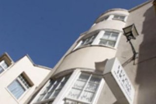 Leona House-B&B
