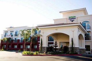 Holiday Inn Express Hotel & Suites