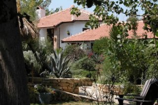 Bakkhos Guesthouse