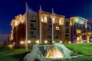 Holiday Inn Express & Suites Riverport