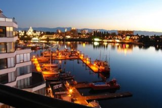 Regent Waterfront Hotel & Suites