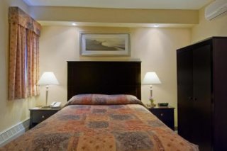 Econo Lodge Inn & Suites
