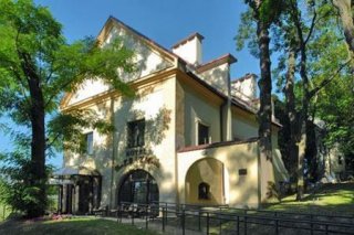 Erazm hotel next to the Villa Decius palace