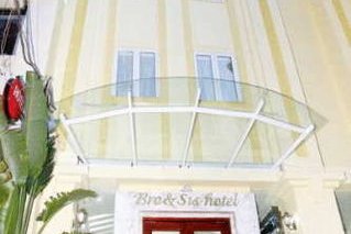 Bro & Sis 2 Hotel