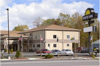 Days Inn & Suites /Buffalo