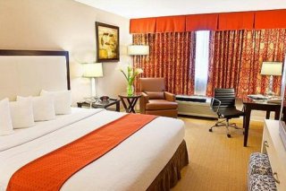 Holiday Inn & Suites Boston