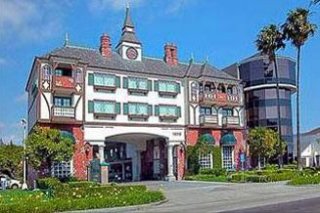 Camelot Inn & Suites