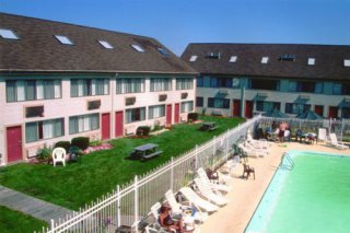 The Admiralty Inn & Suites