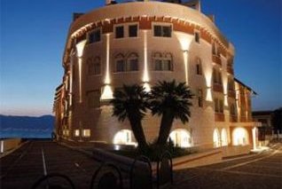 E' Hotel