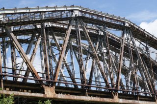 Most Kolejowy w Dębicy: Inżynieryjny Majstersztyk Nad Wisłoką