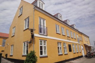 Hotel & Apartments