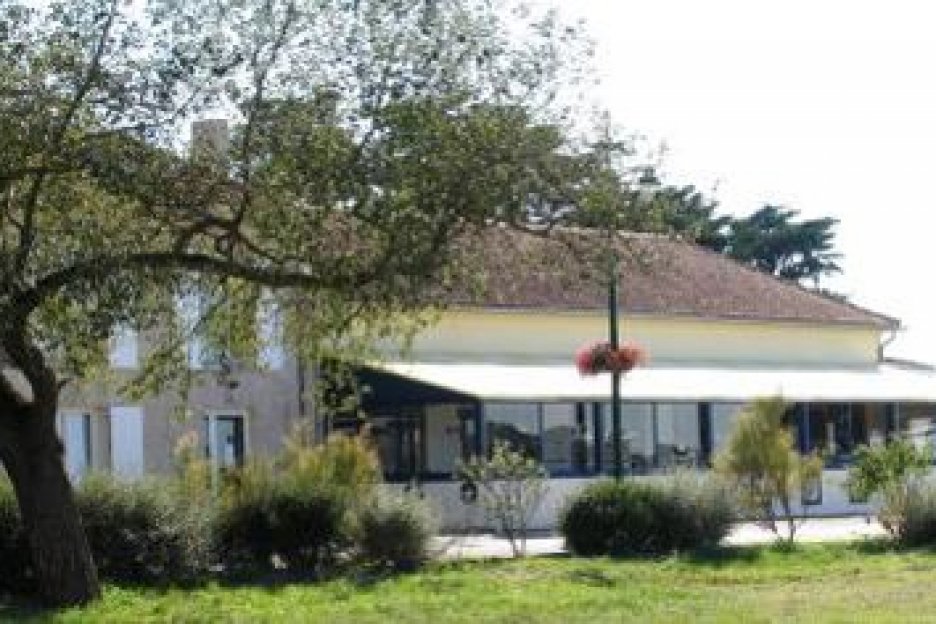 Hôtel De L'île & Restaurant La Chaloupe Le PortdesBarques, Av De