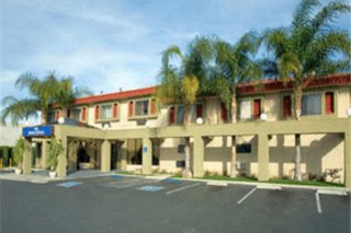 Howard Johnson Inn & Suites