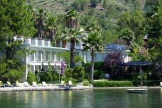 Pupa Yacht Hotel