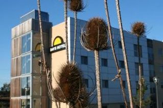 Days Hotel London North