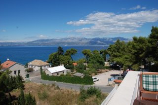 Miasto portowe na wyspie Brać