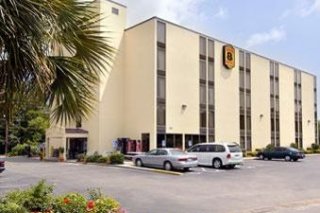 Super 8 Market Commons
